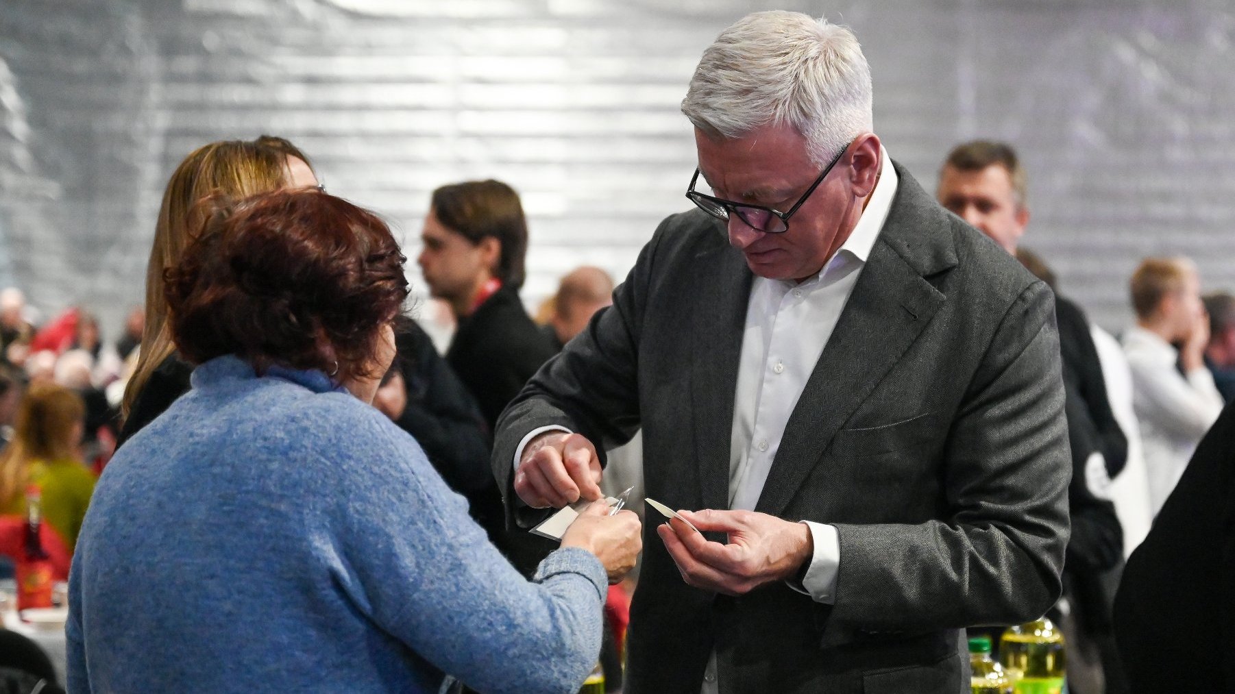 Na zdjęciu prezydent Poznania łamiący się opłatkiem z kobietą