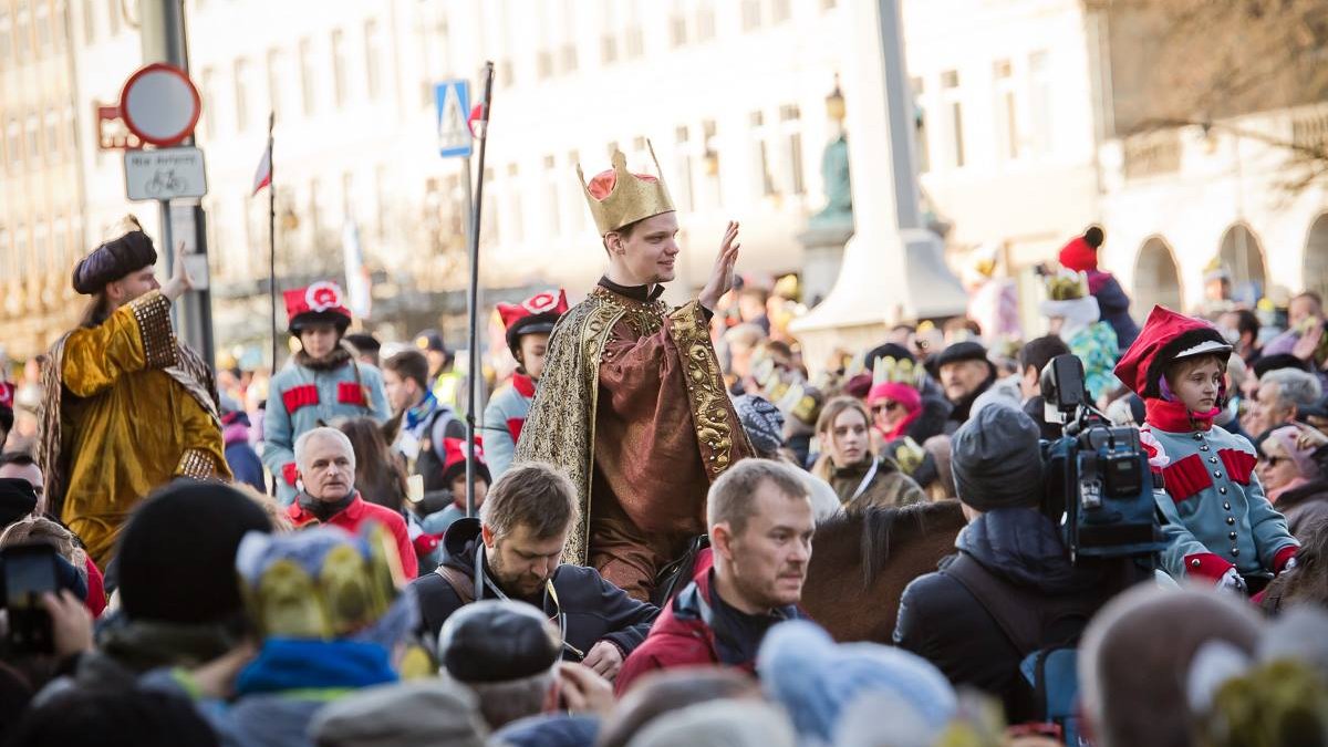 Zdjęcie przedstawia tłum ludzi, w tym mężczyzn przebranych za króli, jadących na koniach.