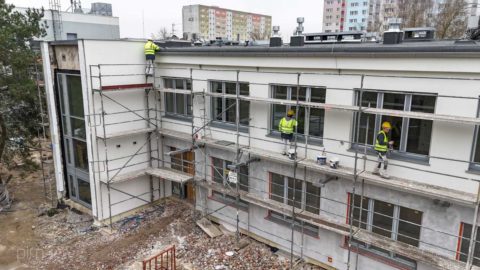 Budynek szkoły na Piątkowie podczas przebudowy