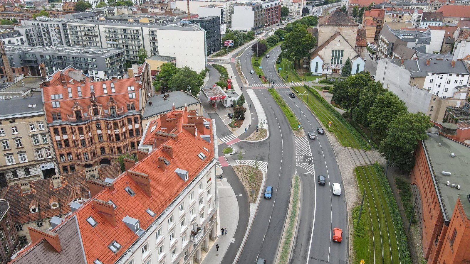 Widok z lotu ptaka na ul. Solną i drogę rowerową po lewej stronie