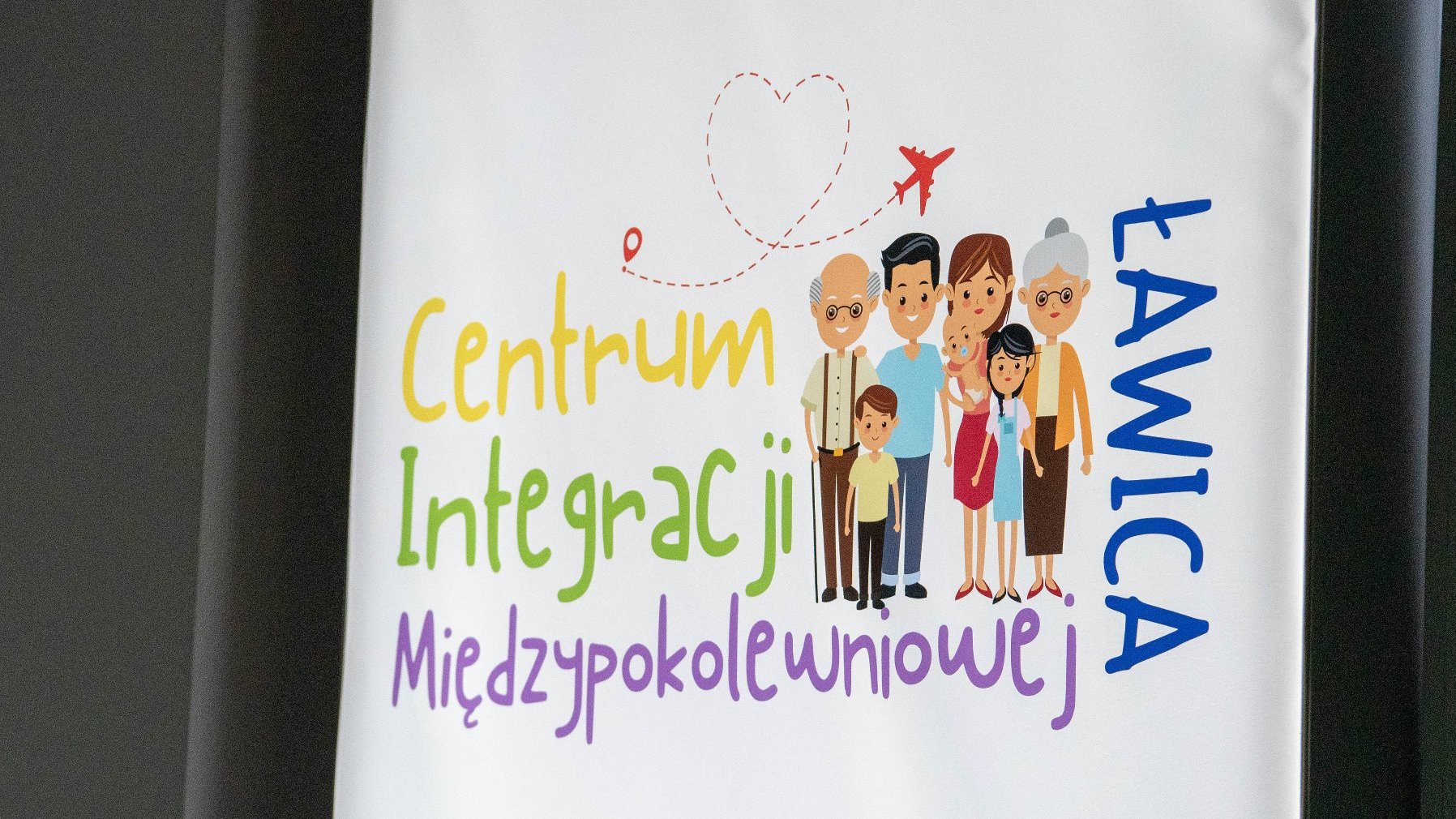 Na zdjęciu plakat z napisem: cetrum integracji międzypokoleniowej ławica