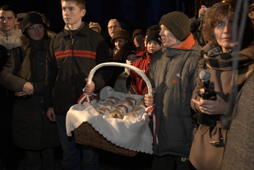 Przywitanie gości i mieszkańców śródeckimi sznekami z glancem, fot. K. Fryś