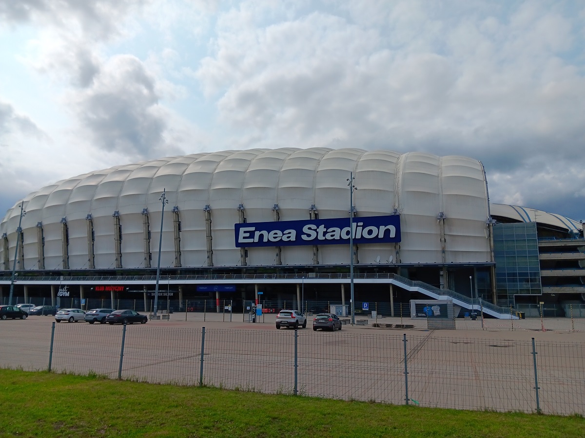 Enea Stadion przy ul. Bułgarskiej Enea Stadion przy ul. Bułgarskiej widok z zewnątrz od strony parkingu