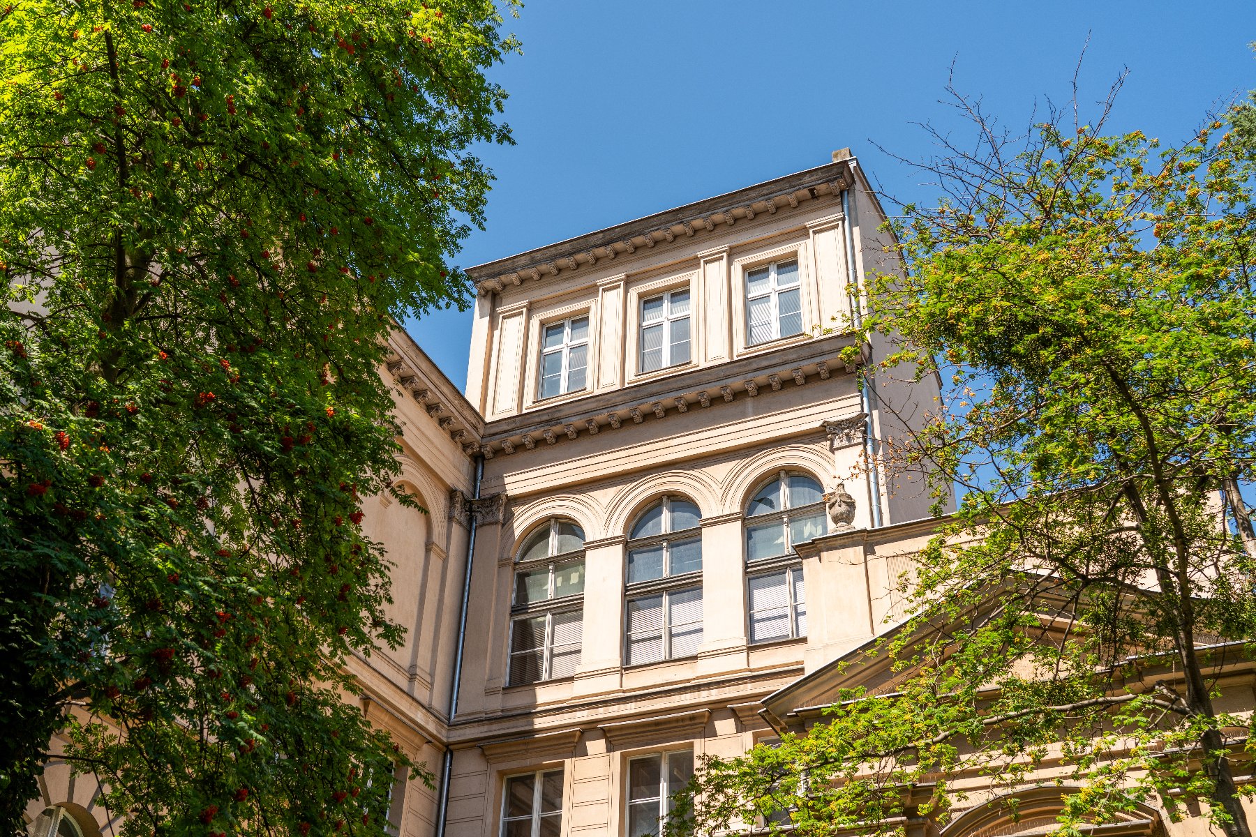 W 2025 roku wsparcie miasta otrzymają 23 obiekty zabytkowe w Poznaniu Mężczyzna w okularach i garniturze oraz kobieta w białej marynarce udzielają wywiadu grupie reporterów.