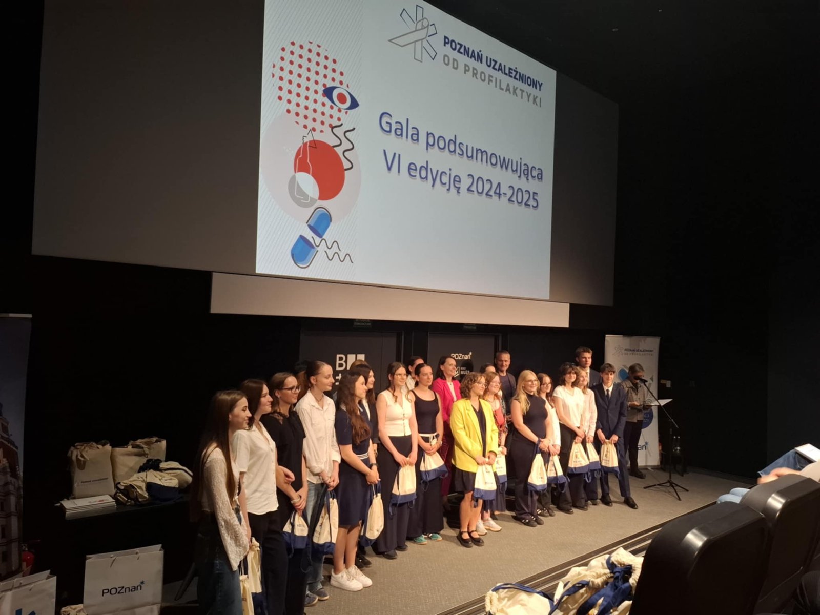 Gala konkursu Poznań Uzależniony od Profilaktyki Młodzież odbiera nagrody w konkursie