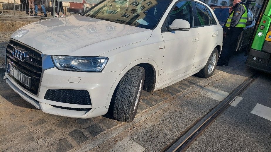 Na zdjęciu działania strażników, polegające na wywozie pojazdu, blokującego przejazd tramwaju