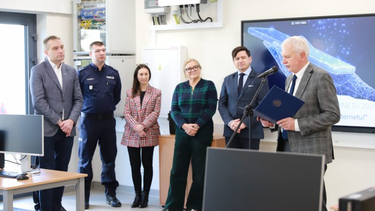 Na zdjęciu przemawia dyrektor szkoły, widoczni są zaproszeni goście