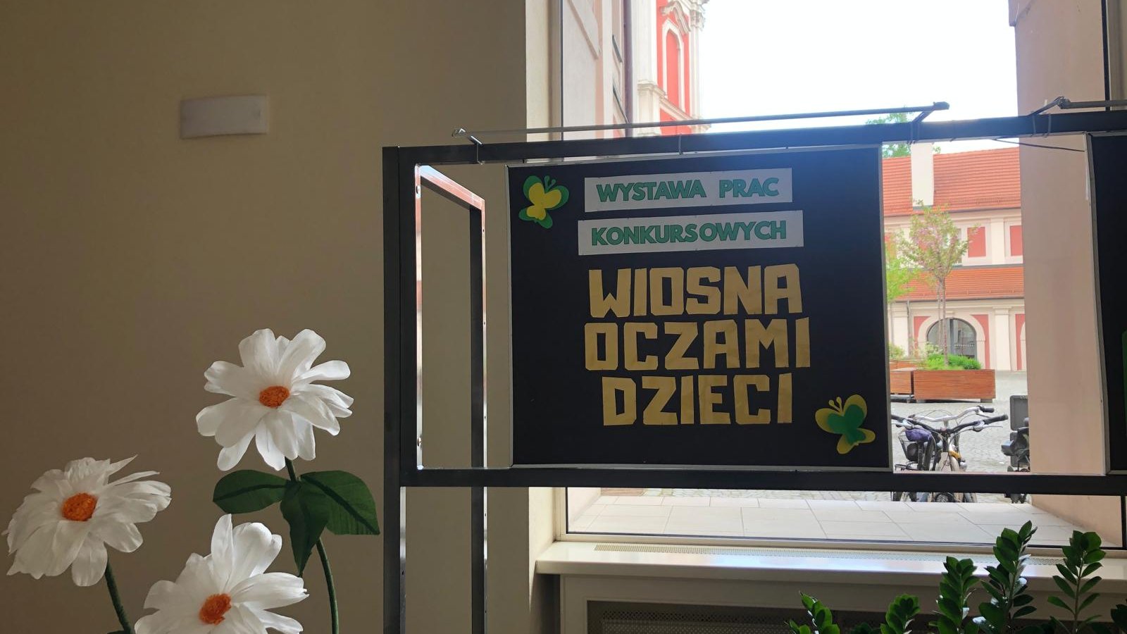 Na zdjęciu kadr z wystawy z tytułowym napisem Wiosna oczami dzieci