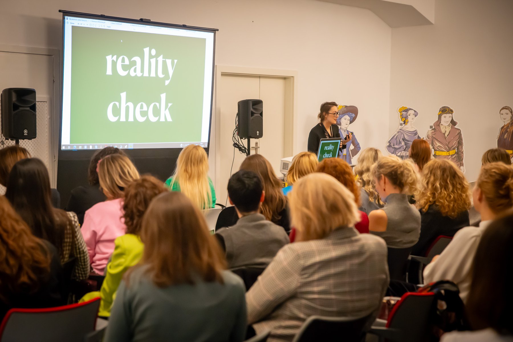 Grafika promująca konferencję.Zdjęcie przedstawiające kobietę - grafika artykułu