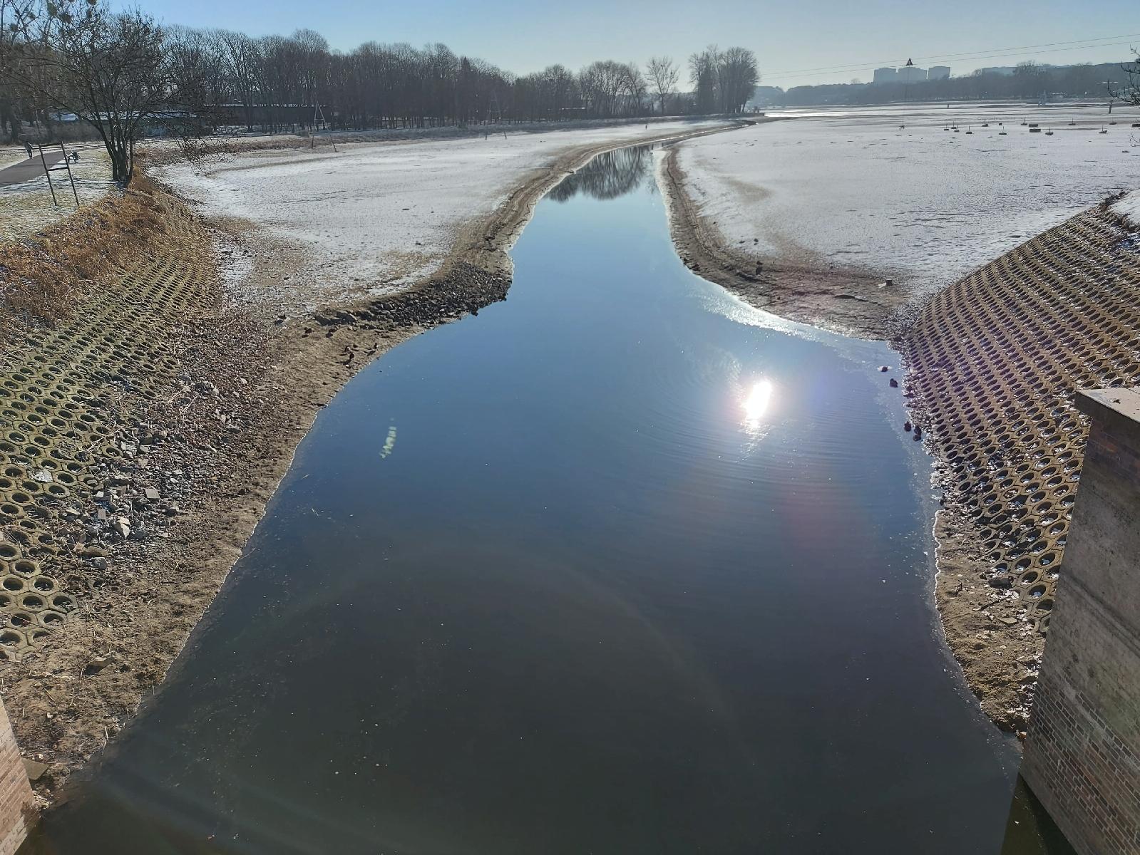 Zdjęcie przedstawia Jezioro Maltańskie bez wody. Pośrodku zbiornika widać jedynie niewielką ilość wody. - grafika artykułu