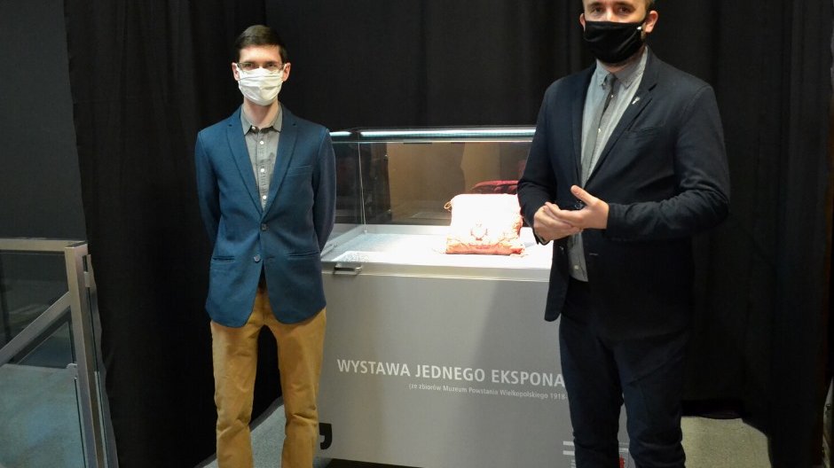 Galeria zdjęć przedstawia wernisaż inaugurujący cykl "Wystawa jednego eksponatu".