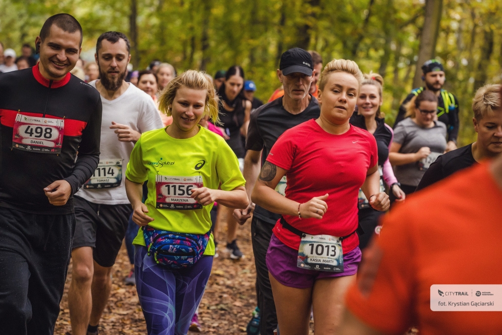 Grupa ludzi podczas biegu City Trail - grafika artykułu