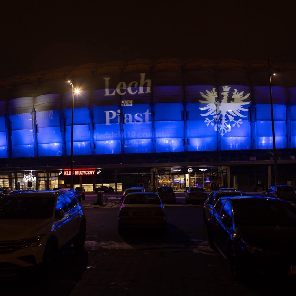 Specjalnie podświetlony stadion przy ul. Bułgarskiej na niebiesko z napisem Lech - Piast - grafika artykułu