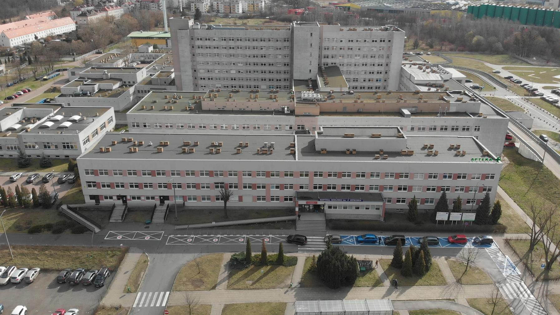 Zdjęcie szpitala im. J. Strusia z lotu ptaka, na pierwszym planie parking, za nim budynki lecznicy - grafika artykułu