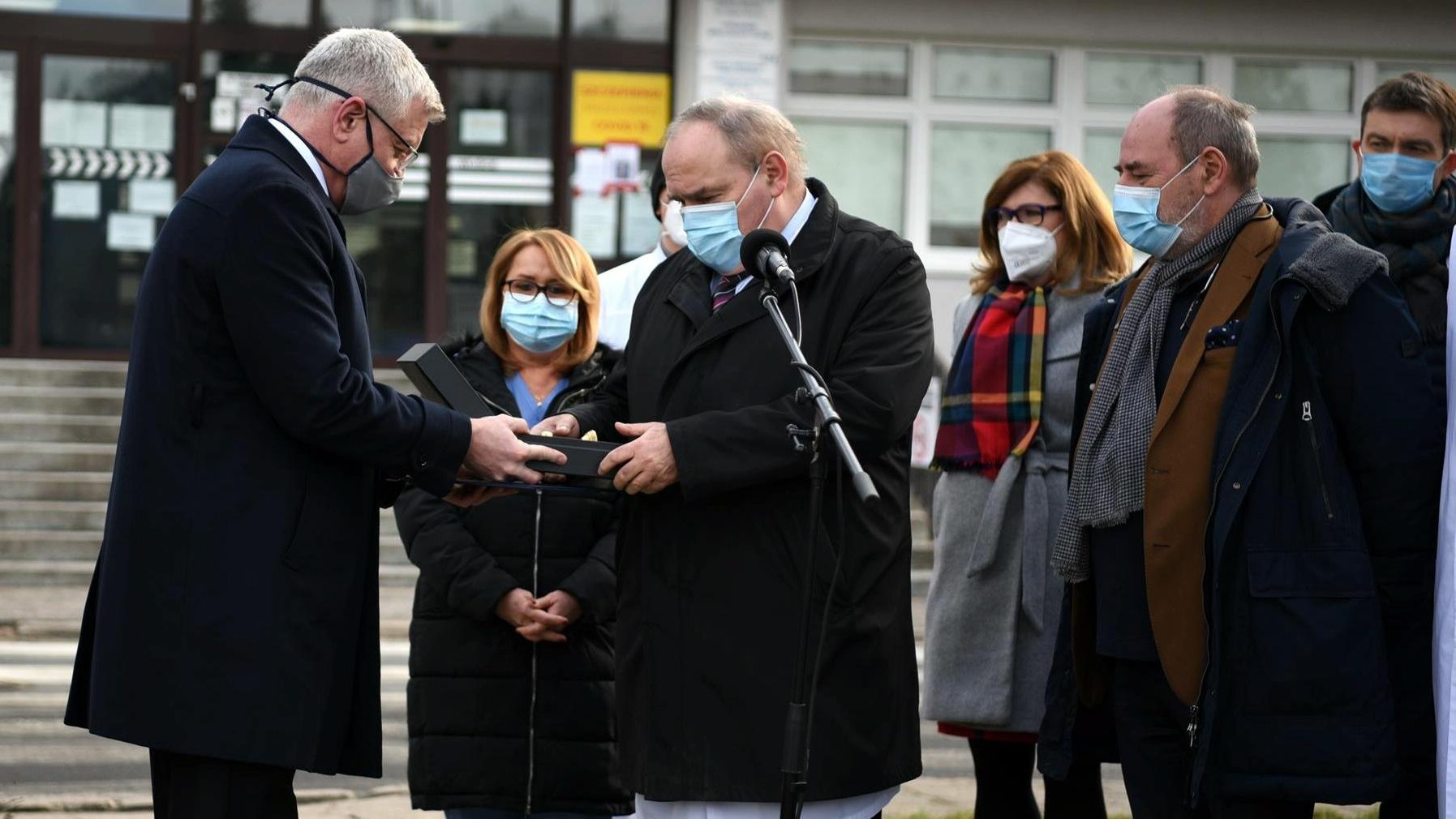 Jacek Jaśkowiak, prezydent Poznania, przyznaje Złotą Pieczęć na ręce dyrektora szpitala