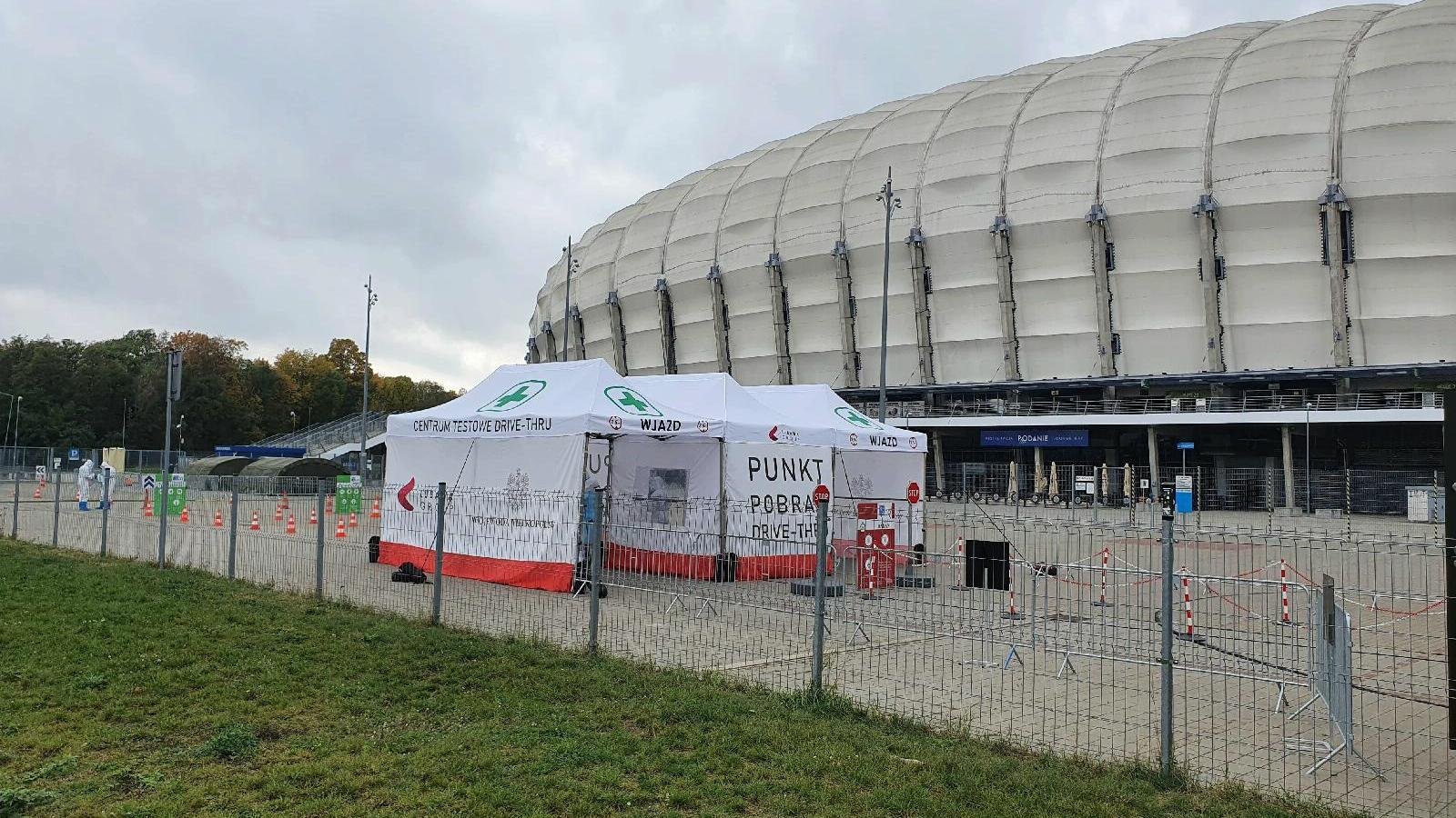 Stadion Miejski, przed nim namioty z napisem "Punkt pobrań"