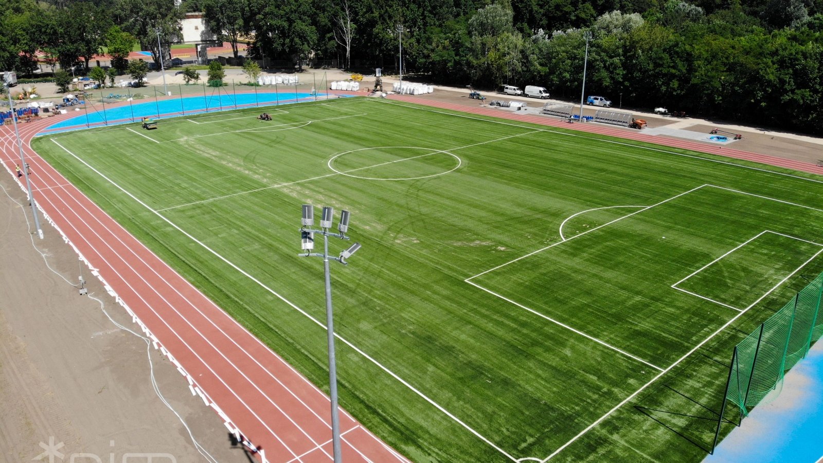 Prace modernizacyjne na głównym stadionie lekkoatletycznym na Golęcinie dobiegły końca fot. PIM
