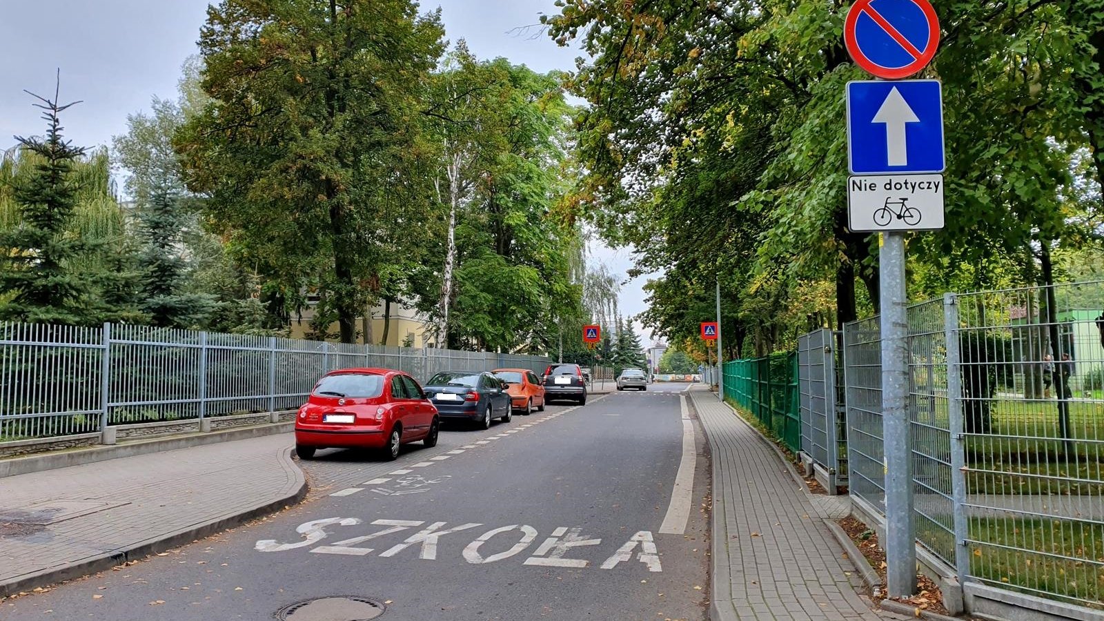 Ul. Brandstaettera. Znaki drogowe. Samochody parkujące w zatoce