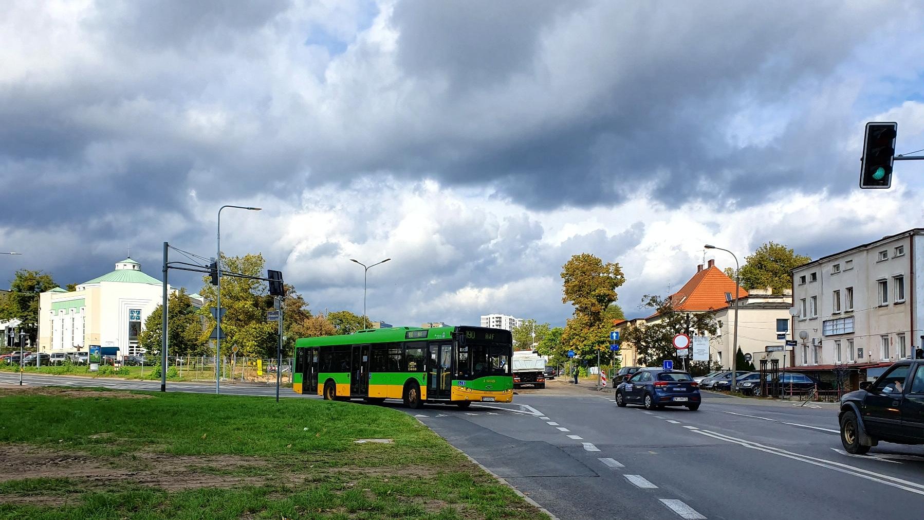 Autobus skręca z ul. Słowiańskiej w ul. Szelągowską