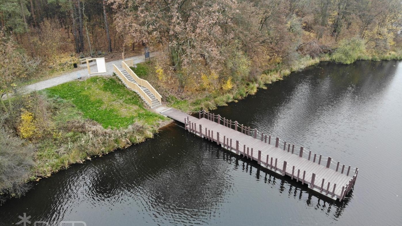 Zdjęcie przedstawia pływający pomost na stawie Browarnym.