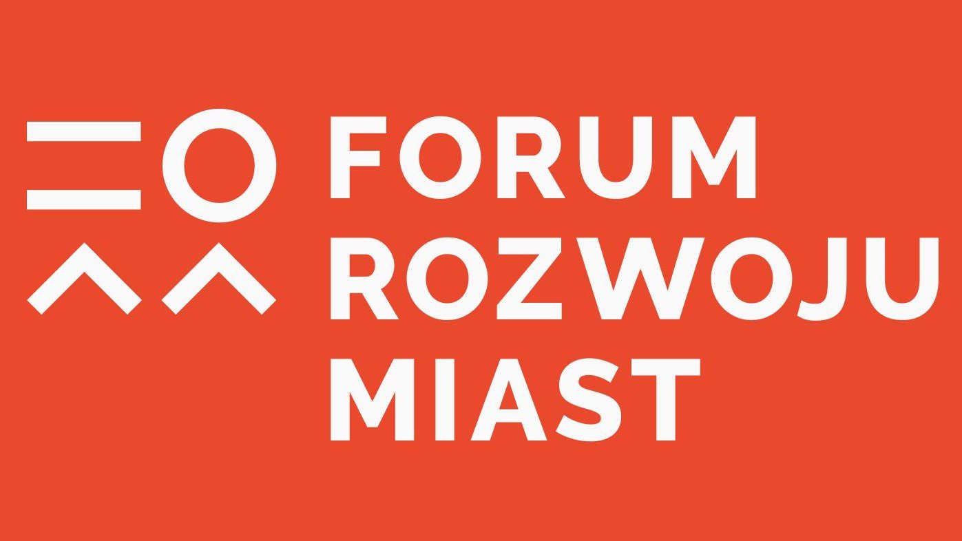 Logo, na którym znajduje się napis: Forum Rozwoju Miast (biały napis na czerwonym tle)