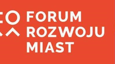 Logo, na którym znajduje się napis: Forum Rozwoju Miast (biały napis na czerwonym tle)