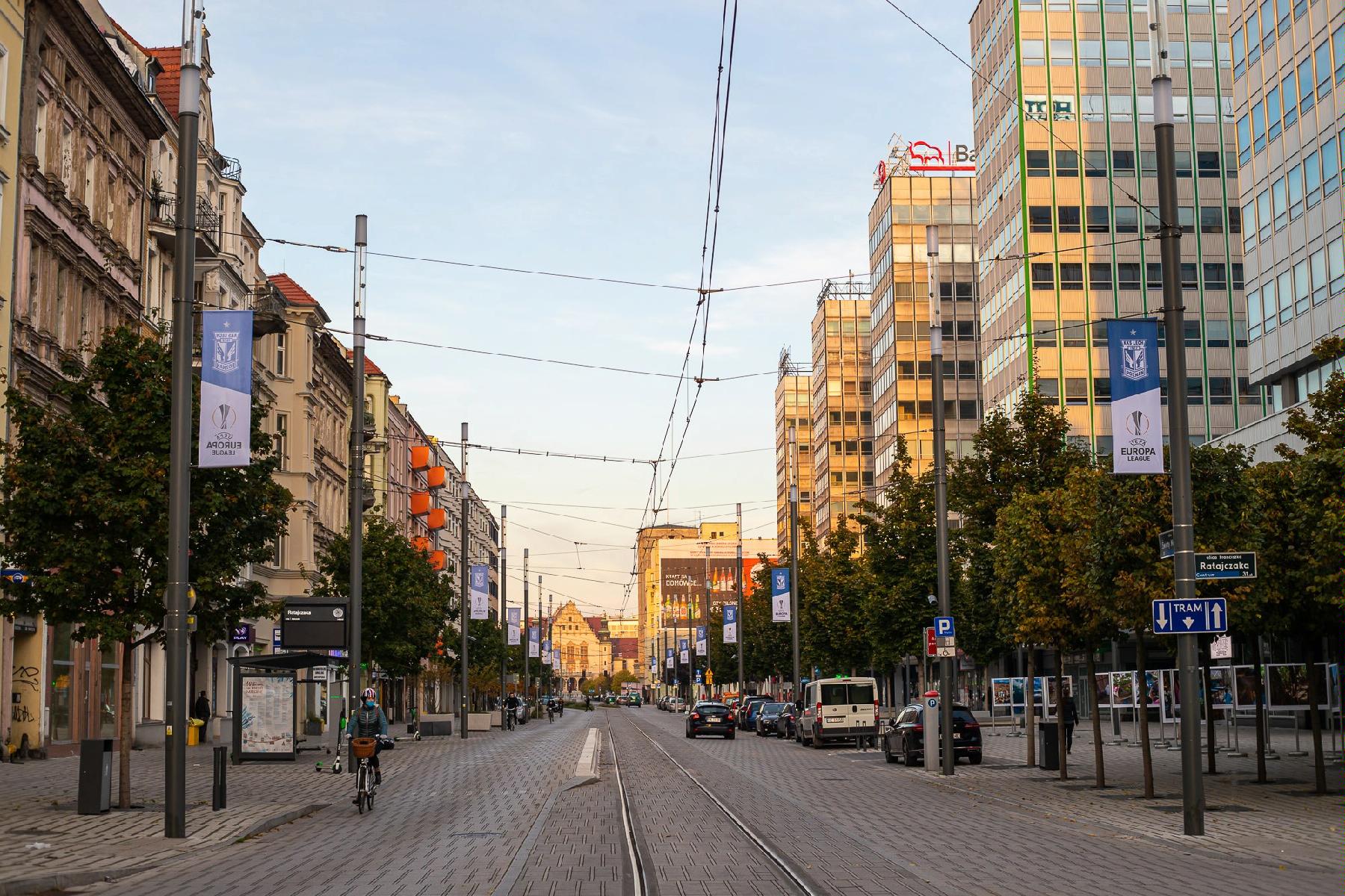 Ulica Św. Marcin z flagami Lecha Poznań - grafika artykułu