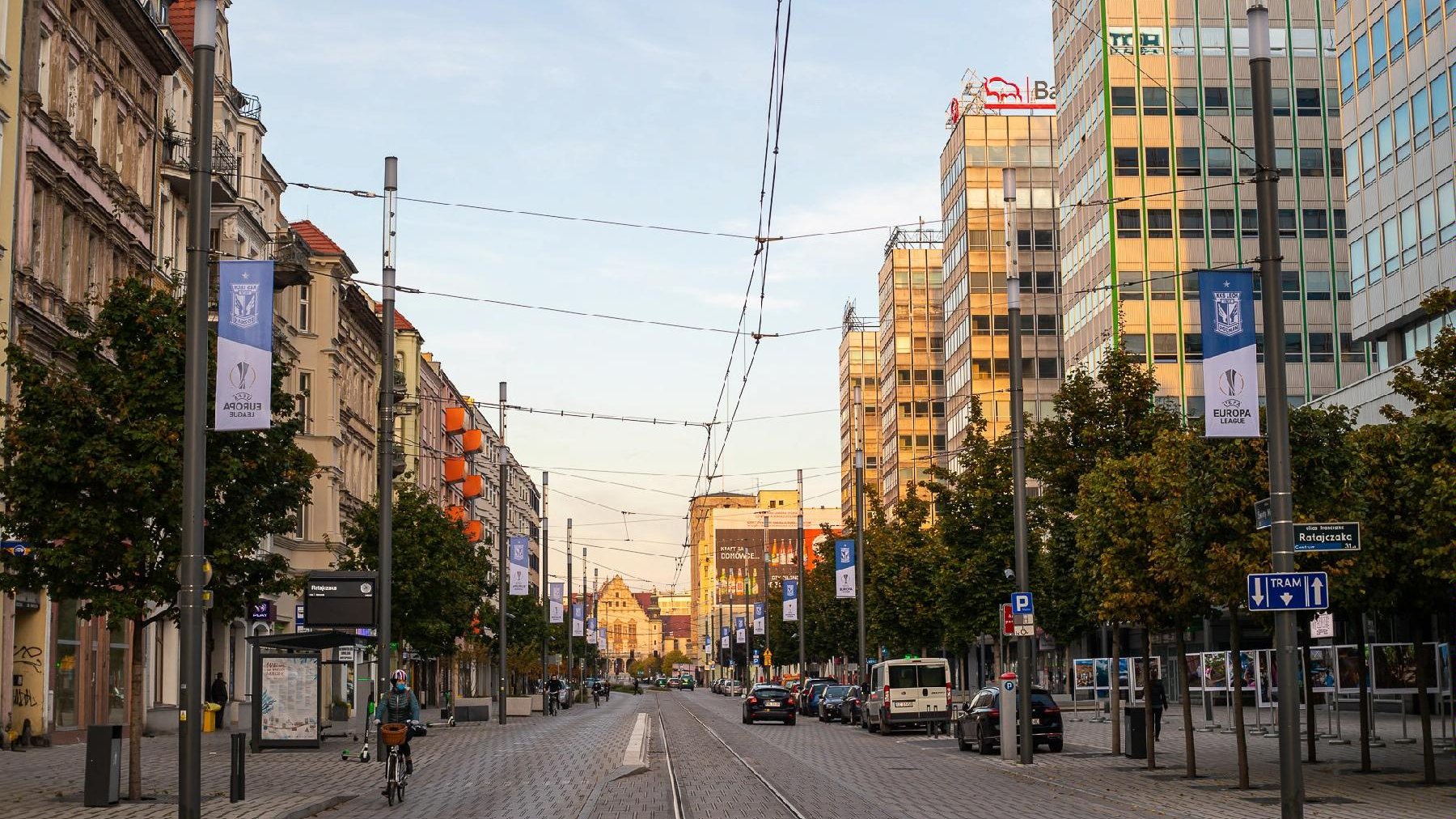 Ulica Św. Marcin z flagami Lecha Poznań