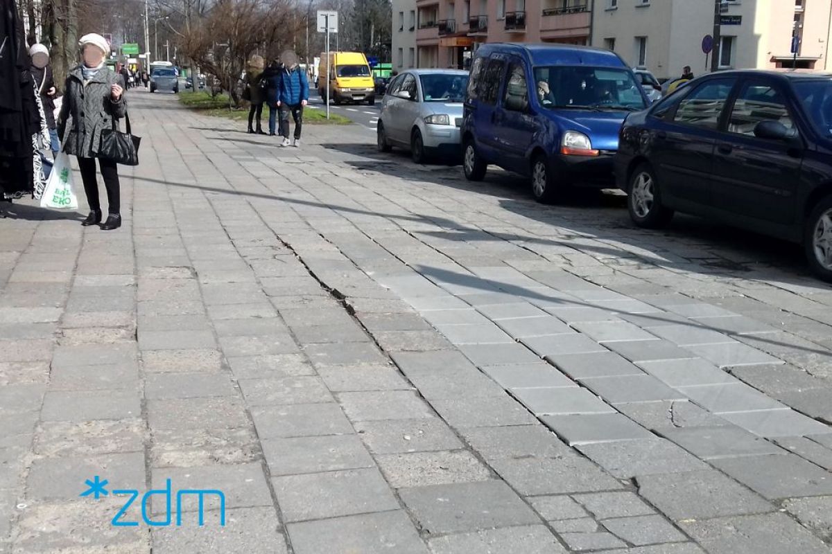 Zdjęcie pokazuje zniszczony chodnik , chodzących po nich pieszych i zaparkowane samochody - grafika artykułu