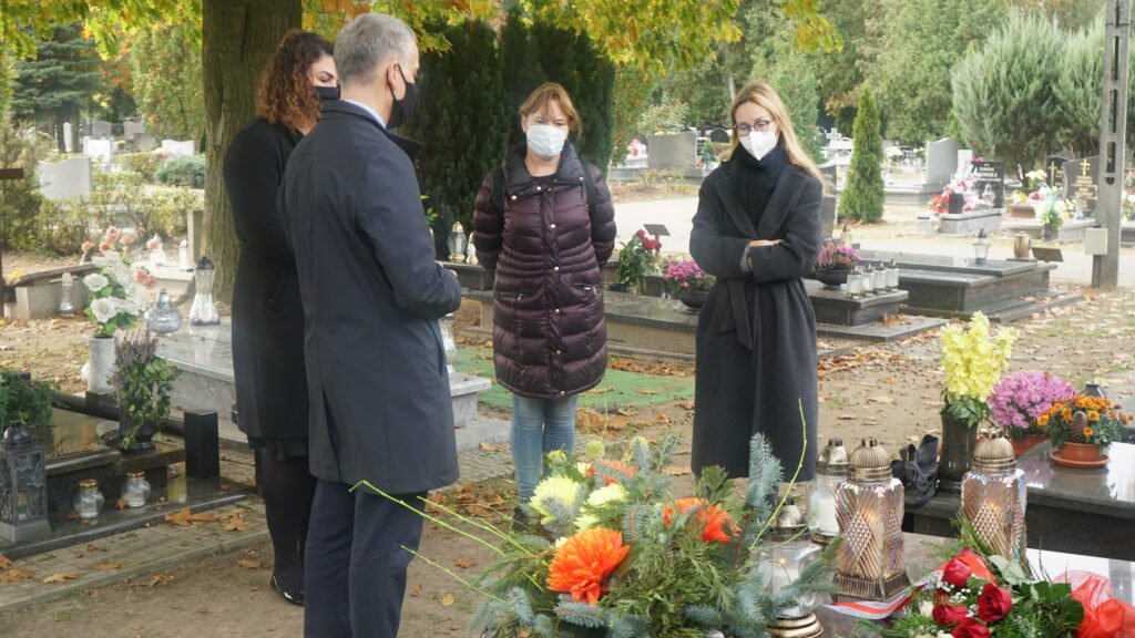 Przedstawiciele Miasta Poznania i muzeum stoją przed grobem prof. Jana Sandorskiego.