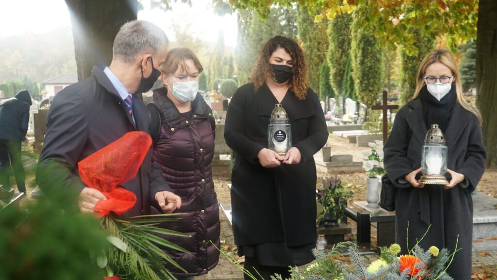 Przedstawiciele Miasta Poznania i muzeum stoją przed grobem prof. Jana Sandorskiego.