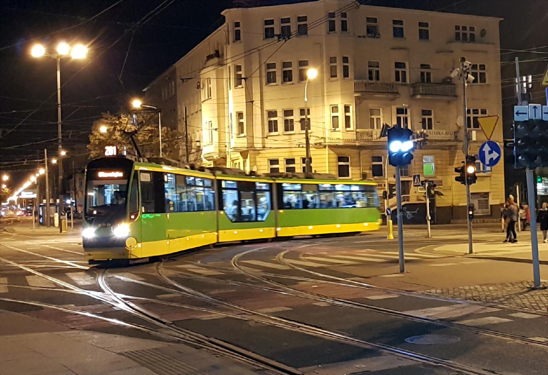 Zdjęcie nocne linii tramwajowej nr 201 - grafika artykułu