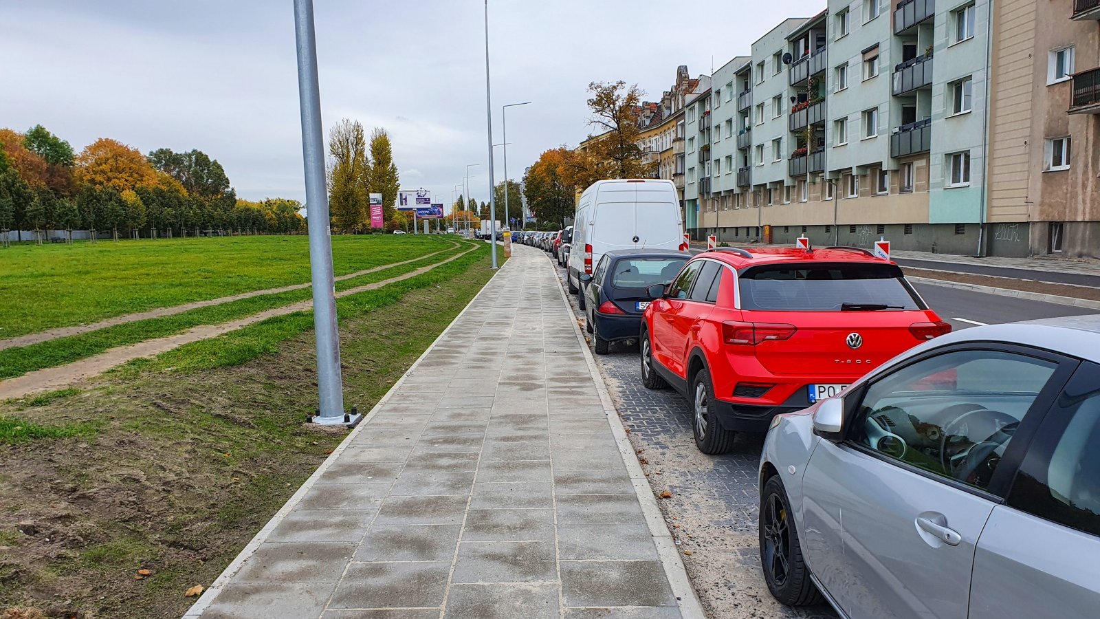 Odnowiony chodnik i uporządkowane parkowanie