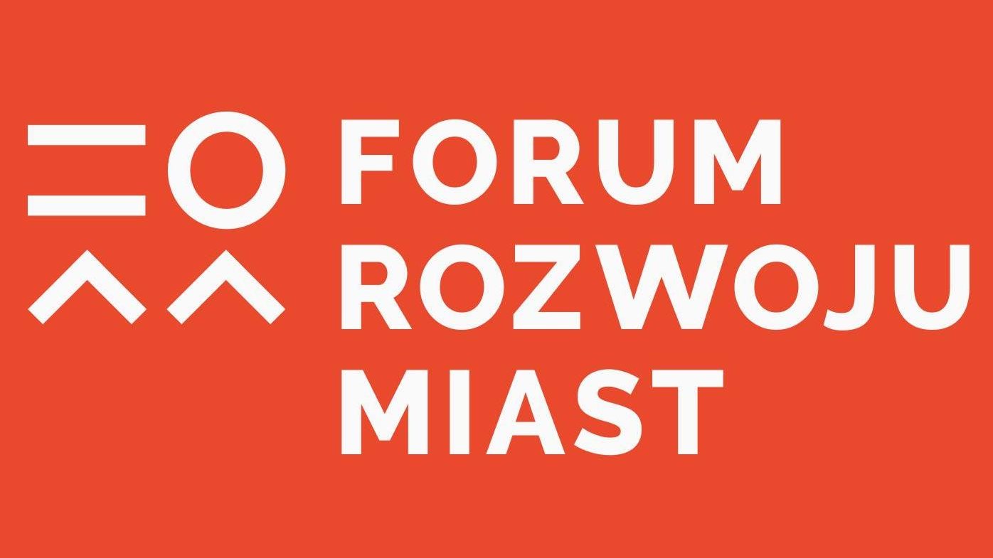 Logo, na którym znajduje się napis: Forum Rozwoju Miast (biały napis na czerwonym tle).