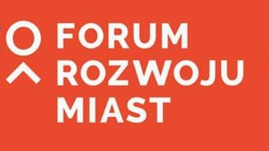 Logo, na którym znajduje się napis: Forum Rozwoju Miast (biały napis na czerwonym tle)