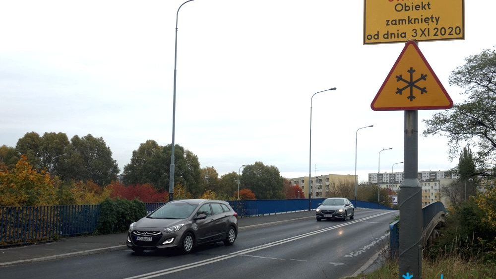 Wiadukt przy ul. Kurlandzkiej ze znakiem informującym o zamknięciu