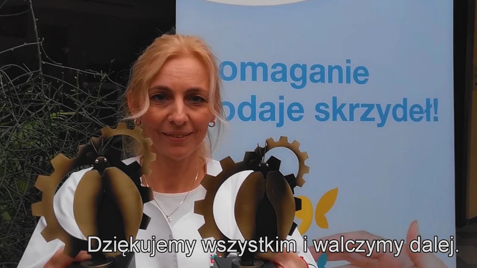 Na zdjęciu wiceprezes nagrodzonej fundacji trzymajaca dwie statuetki.