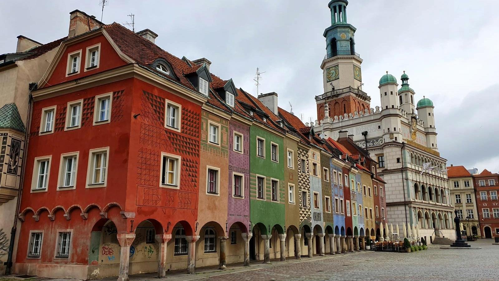 Zdjęcie Starego Rynku, na pierwszym planie domki budnicze, za nimi Ratusz