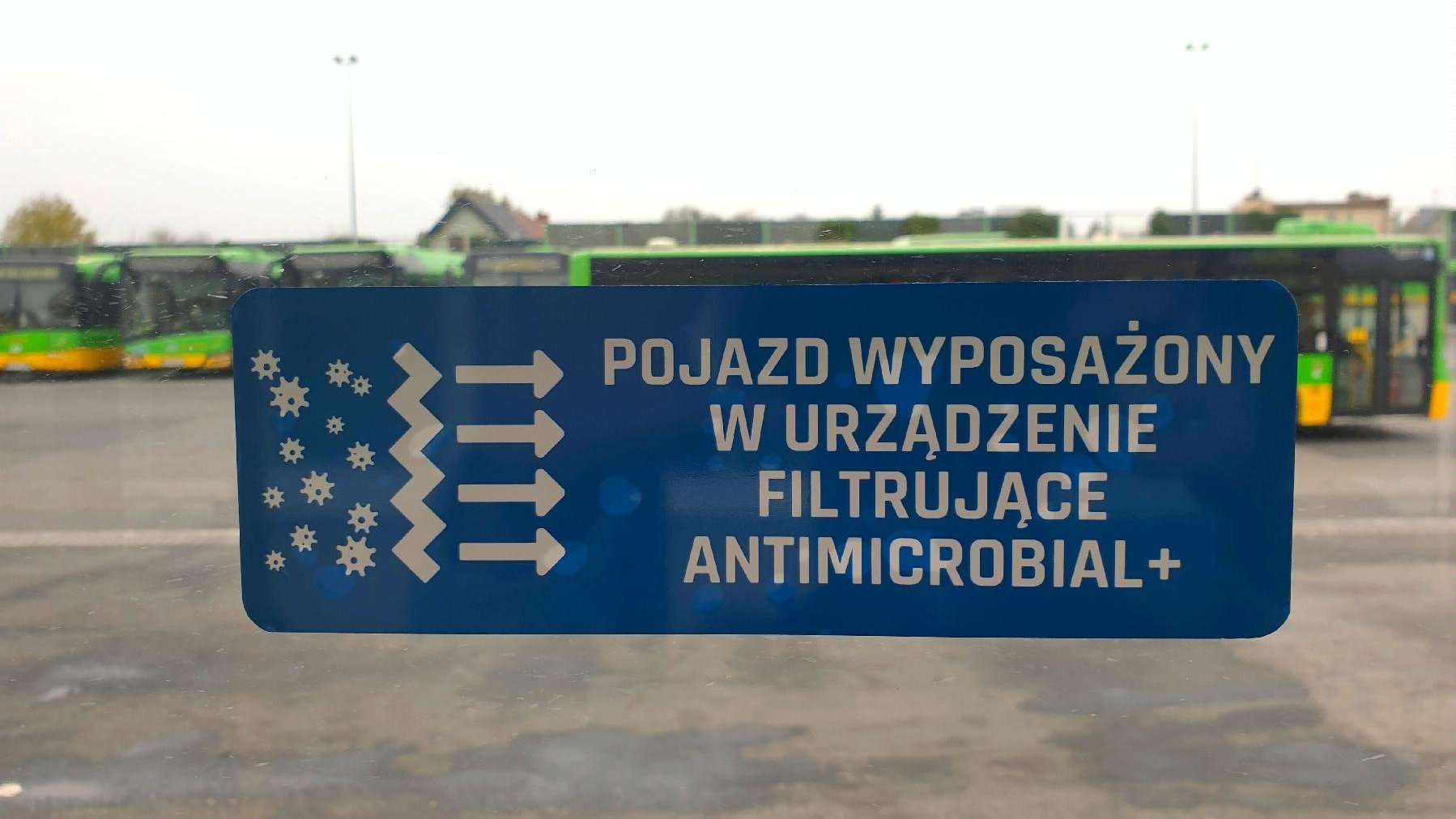 Naklejka informująca o zamontowaniu systemu filtrującego w autobusie