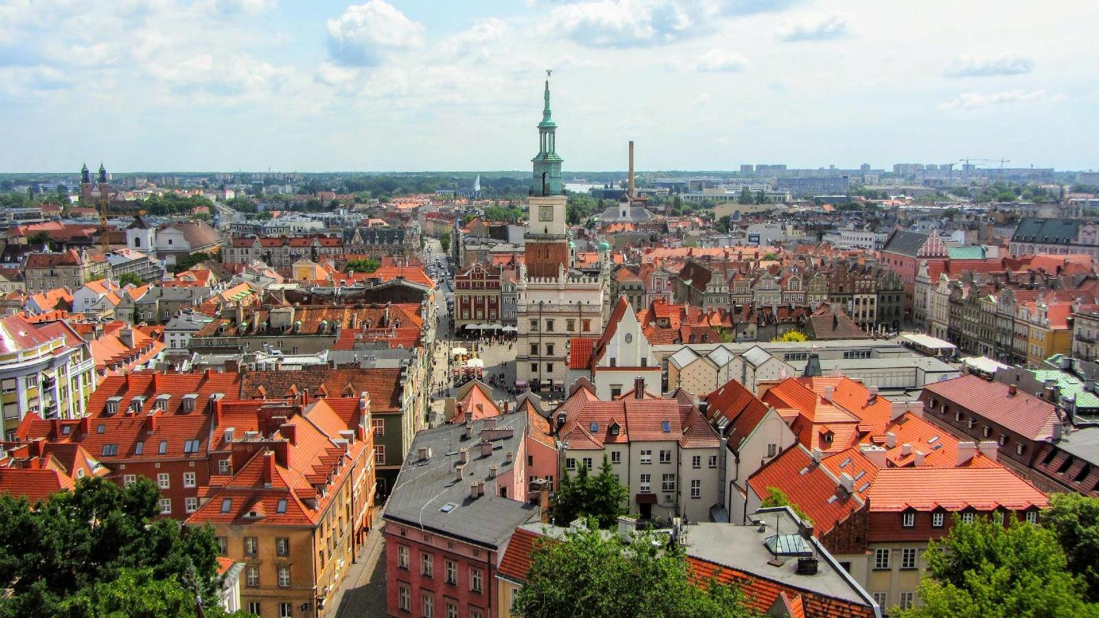 Panorama Poznania. W tle ratusz i kamienice. - grafika artykułu