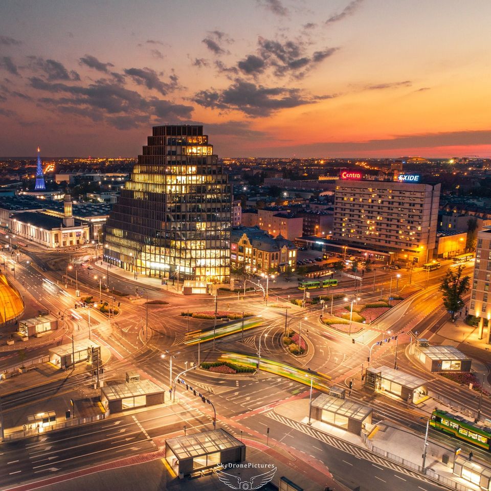 Panorama Poznania o zachodzie słońca, na pierwszym planie Bałtyk, w tle iglica MTP - grafika artykułu