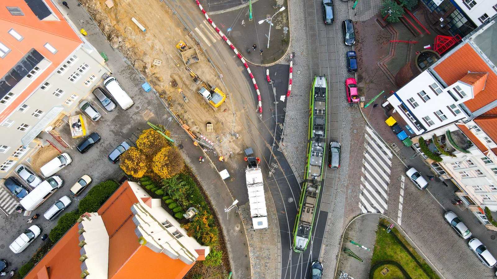 Skrzyżowanie ul. Wierzbięcice i Górna Wilda. Na środku tramwaj