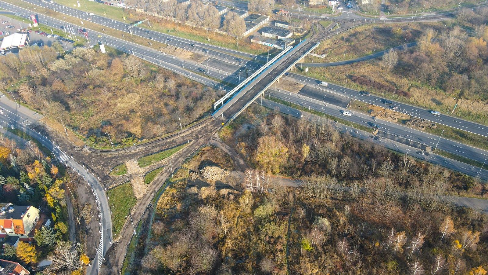 Widok z lotu ptaka na wiadukt przy ul. Kurlandzkiej i ulicach dochodzących