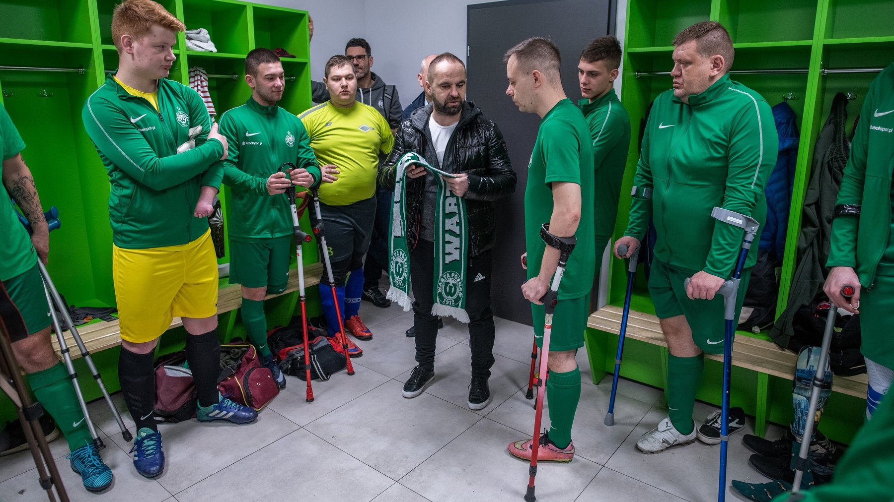 Piotr Tworek w szatni amp futbolistów