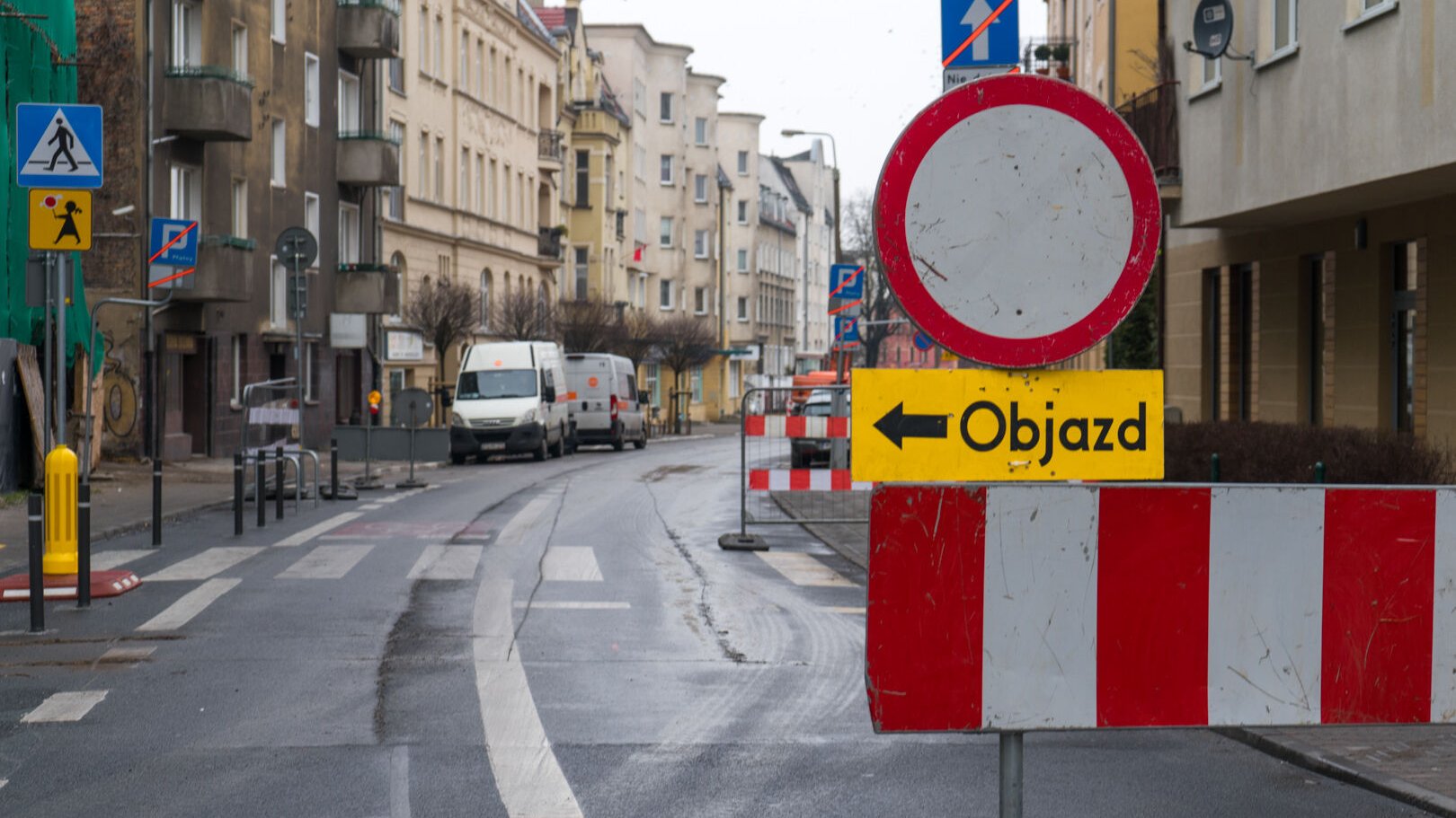 Zamknięta ulica Jeżycka i znak wskazujący objazd