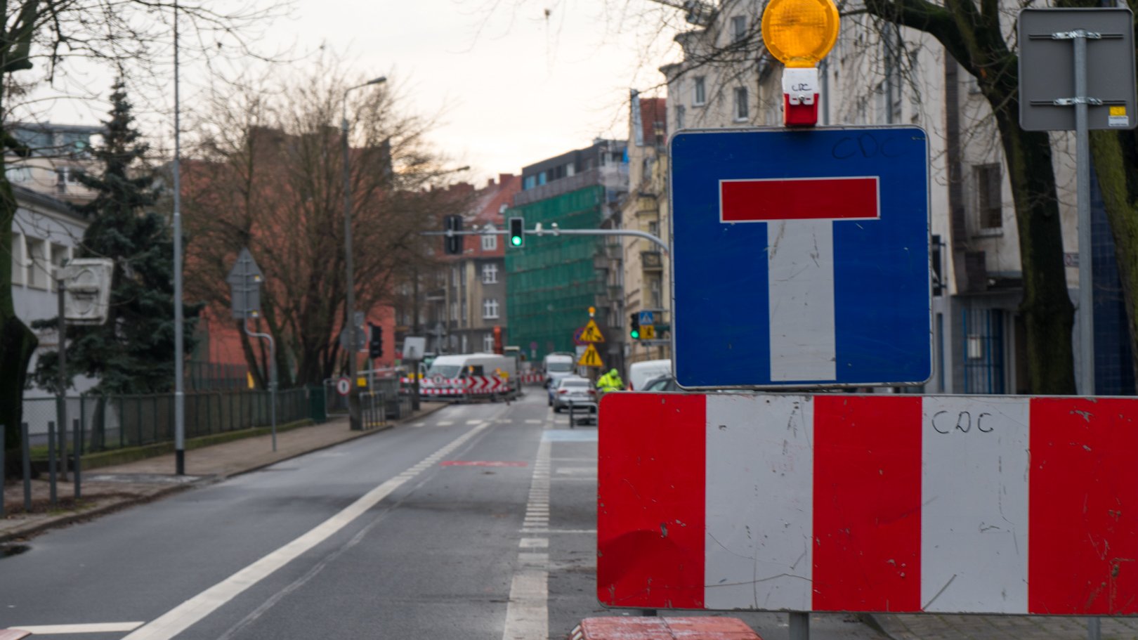 Zamknięta ulica Jeżycka i znak wskazujący, że nie można tą drogą przejechać