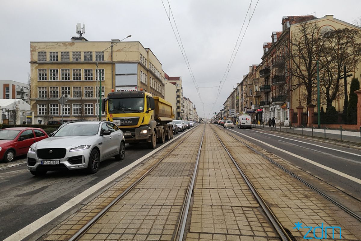 Ulica Głogowska. Na środku tory tramwajowe, a po obu stronach jadące samochody - grafika artykułu