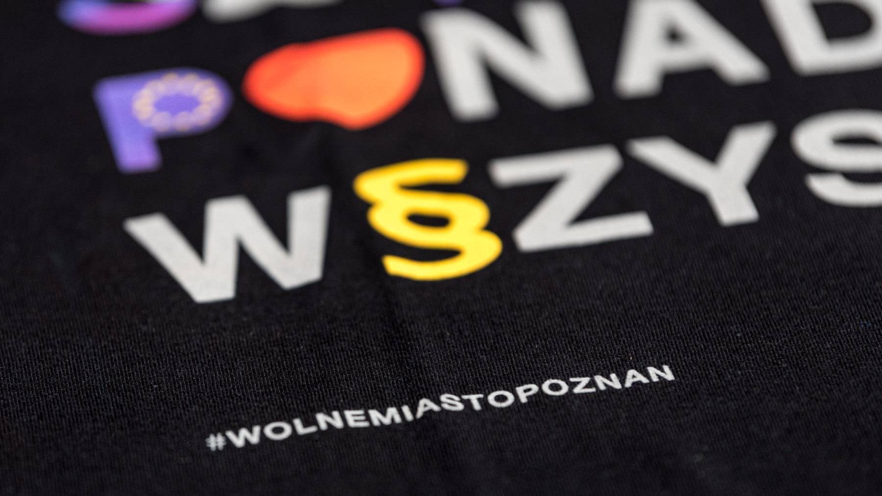 Koszulka z napisem "Szacunek ponad wszystko". Ponieżej napis "Wolne Miasto Poznan".