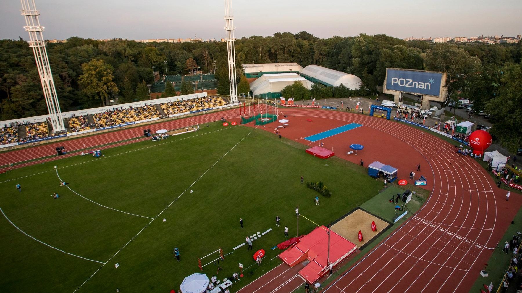 Zdjęcie przedstawia stadion na Golęcinie widziany z góry.