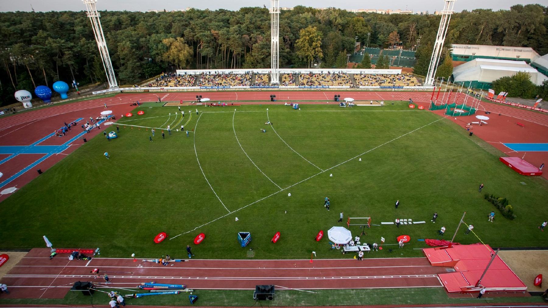 Zdjęcie przedstawia stadion na Golęcinie widziany z lotu ptaka.